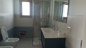 Douche, sèche-cheveux, bidet