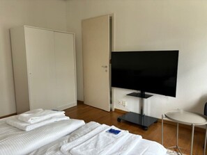 Tabla de planchar con plancha, wifi y ropa de cama