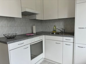 Ofen, Herdplatte, Wasserkocher mit Kaffee-/Teezubehör