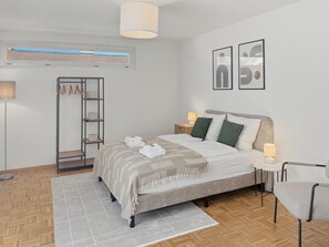 Iron/ironing board, WiFi, bed sheets