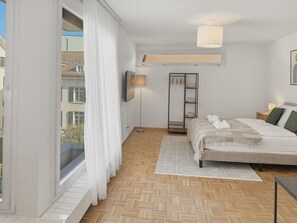 Tabla de planchar con plancha, wifi, ropa de cama