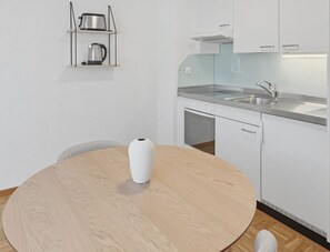 Oven, stovetop, coffee/tea maker, cookware/dishes/utensils - Charming studio in the city centre (Art 21) (Zürich)