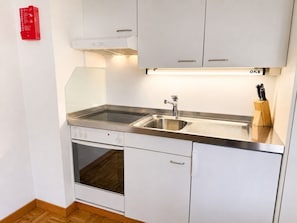 Coffee/tea maker, oven, stovetop, cookware/dishes/utensils - Practical studio in the city center (Art 7) (Zürich)