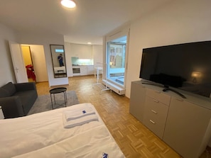 Iron/ironing board, WiFi, bed sheets