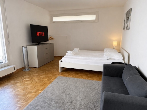 Iron/ironing board, WiFi, bed sheets