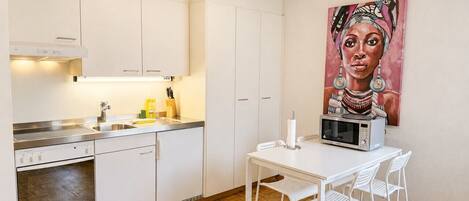 Coffee/tea maker, oven, stovetop, cookware/dishes/utensils