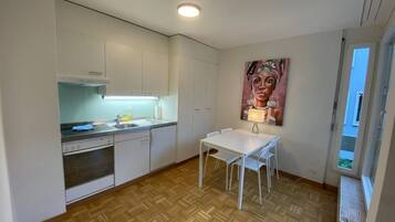 Oven, stovetop, coffee/tea maker, cookware/dishes/utensils