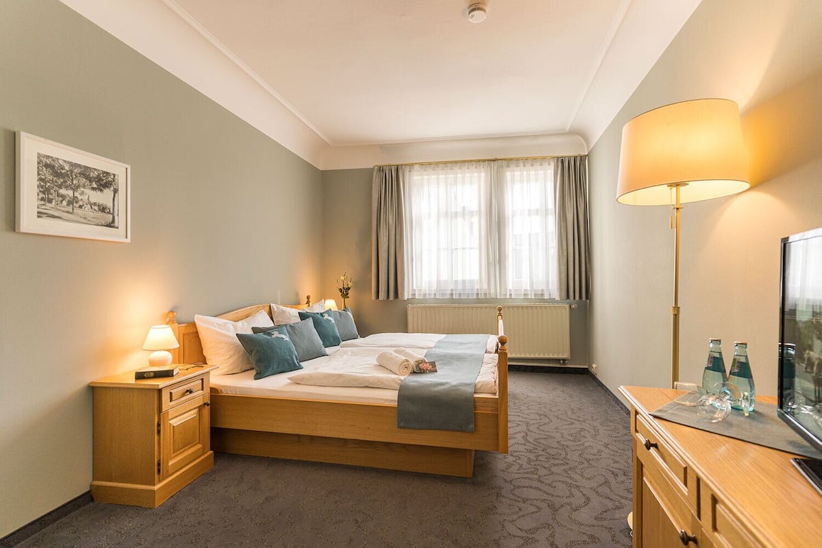 Free WiFi, bed sheets