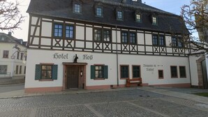 A traditional half-timbered building with a sign reading "Hotel Hof". - Hotel Roß (Zwoenitz)