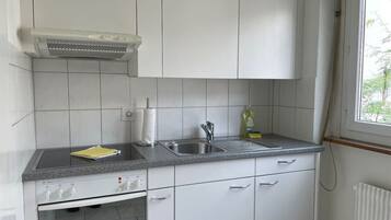 Ofen, Herdplatte, Wasserkocher mit Kaffee-/Teezubehör