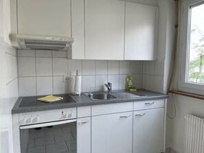 Ofen, Herdplatte, Wasserkocher mit Kaffee-/Teezubehör