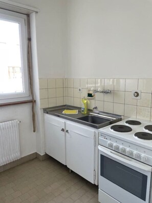 Ofen, Herdplatte, Wasserkocher mit Kaffee-/Teezubehör