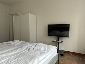Iron/ironing board, WiFi, bed sheets - Functional studio nearby Opera (Cross 7) (Zürich)