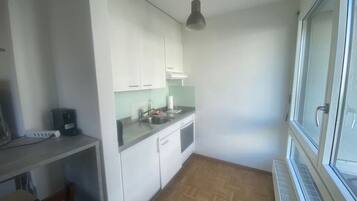 Ofen, Herdplatte, Wasserkocher mit Kaffee-/Teezubehör