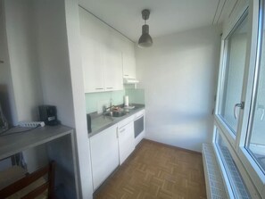 Ofen, Herdplatte, Wasserkocher mit Kaffee-/Teezubehör