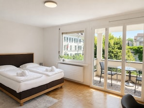 Iron/ironing board, WiFi, bed sheets