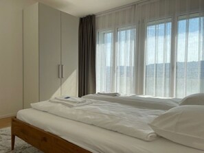 1 bedroom, desk, iron/ironing board, WiFi