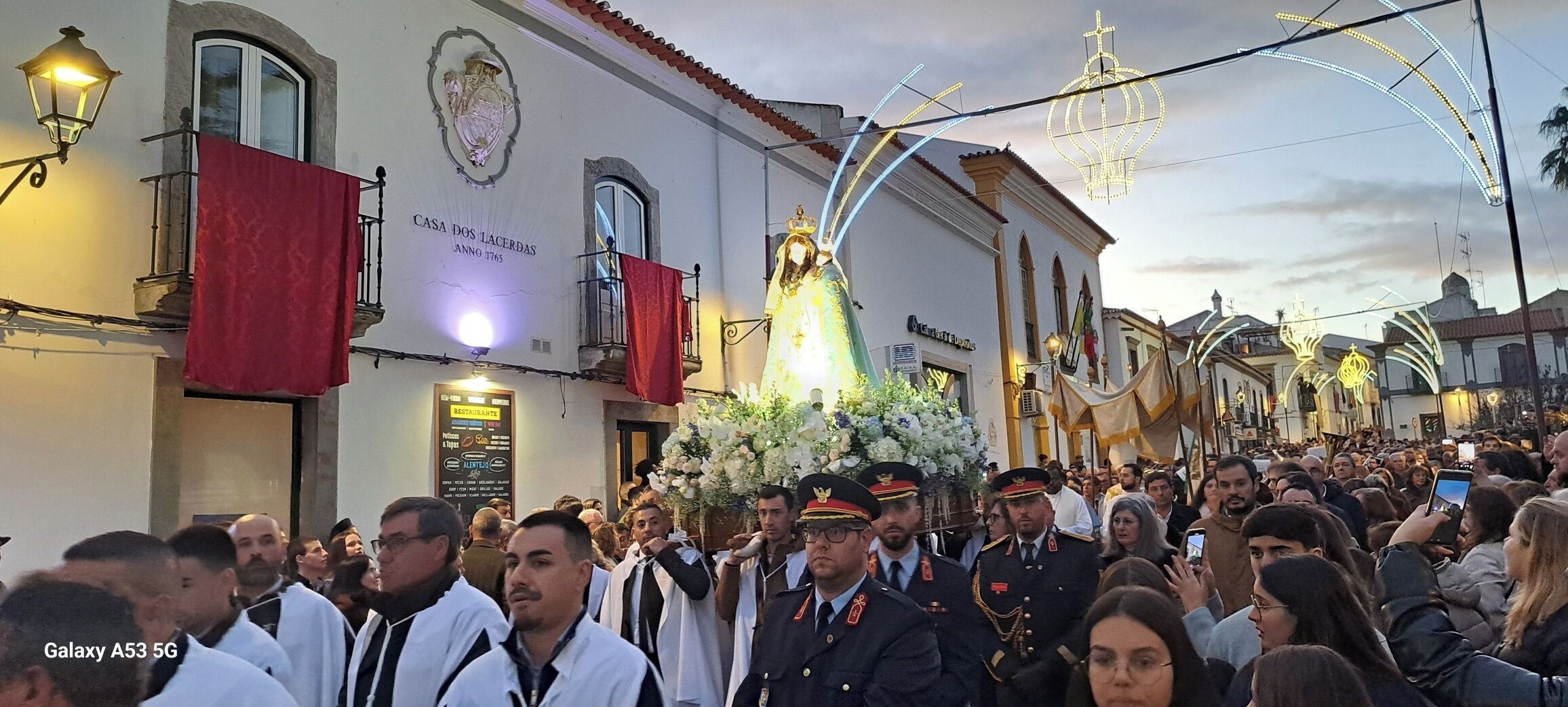 住宿正面 - 傍晚/夜晚