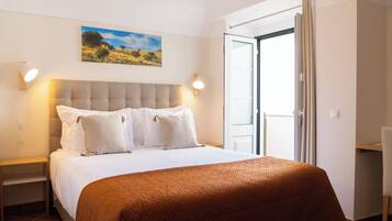 Suite, balcón, vista al patio | 1 habitación, insonorización, wifi gratis y ropa de cama