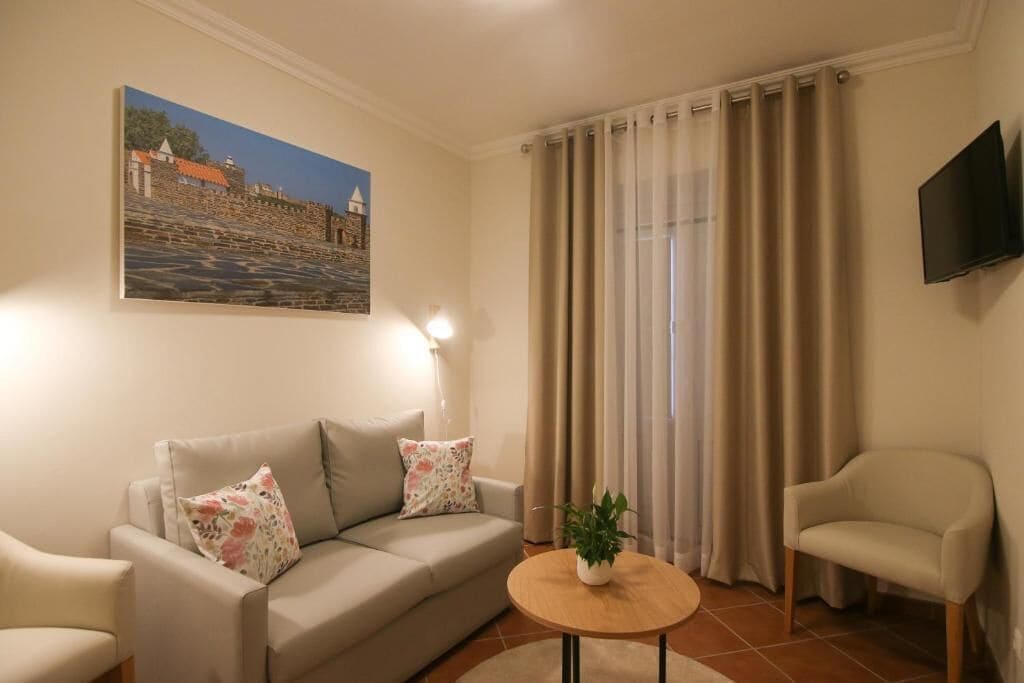 Suite familiar, balcó, vistes al jardí | Sala d'estar | Televisor de pantalla plana 