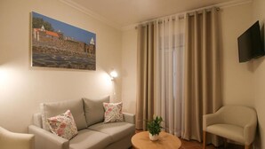 Familiesuite, balkong, hageutsikt | Oppholdsområde