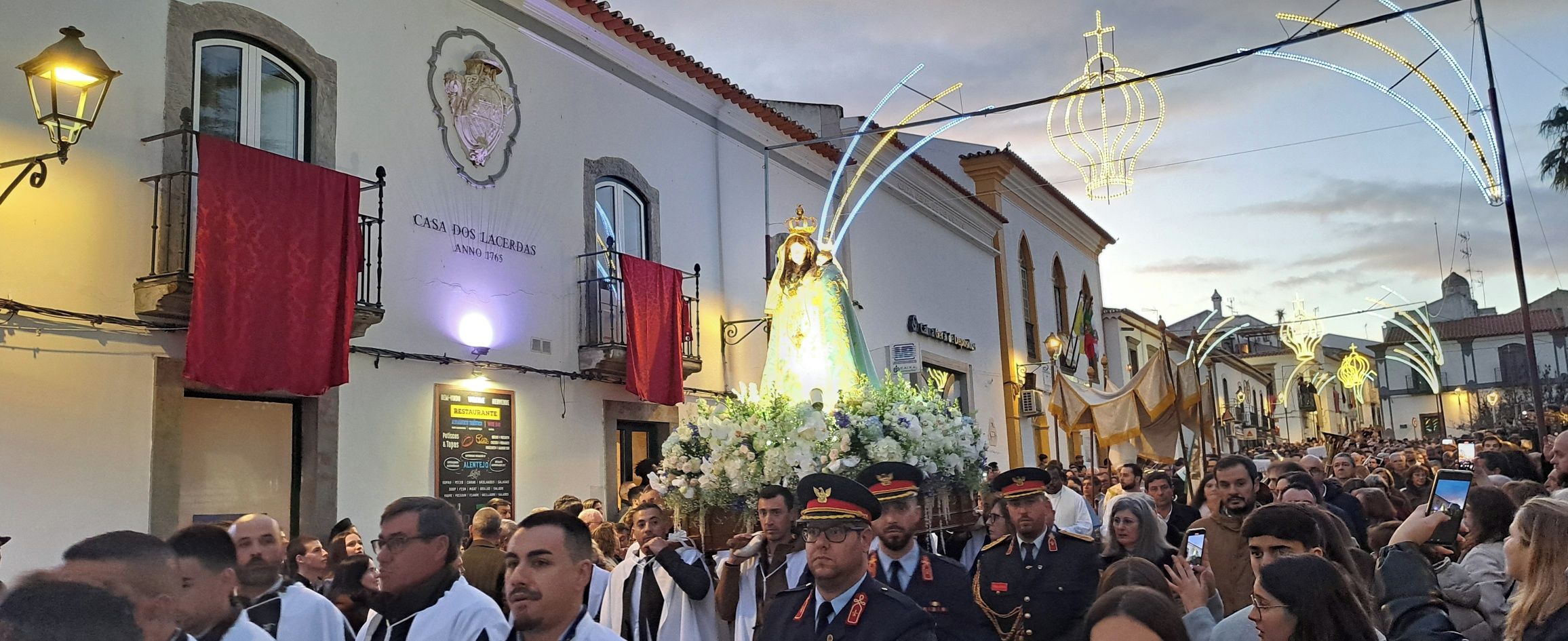 Façana frontal de l'allotjament (vespre/nit)