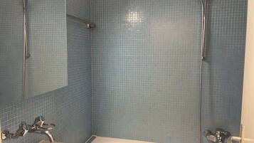 SĂšche-cheveux, serviettes fournies