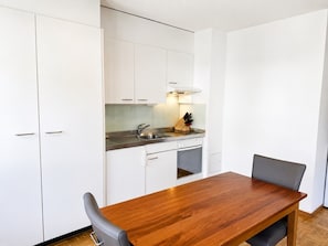 Stovetop, dining tables - Practical and cozy City Studio (Art 6) (Zürich)