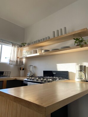 Kjøleskap, ovn, kaffetrakter/tekoker og hurtigmikser