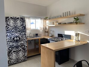 Fridge, oven, coffee/tea maker, blender