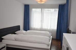 2 Schlafzimmer, Schreibtisch, Bügeleisen/Bügelbrett, WLAN