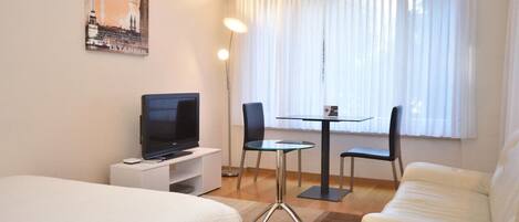 Tabla de planchar con plancha, wifi y ropa de cama