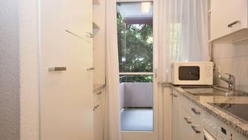 Mikrowelle, Herdplatte, Wasserkocher mit Kaffee-/Teezubehör, Toaster