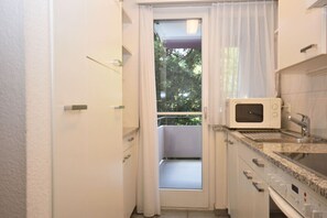 Mikrowelle, Herdplatte, Wasserkocher mit Kaffee-/Teezubehör, Toaster