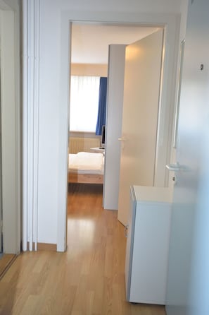 Desk, iron/ironing board, WiFi, bed sheets