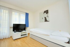 Escritorio, tabla de planchar con plancha, wifi y ropa de cama 