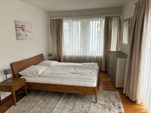 1 bedroom, desk, iron/ironing board, WiFi