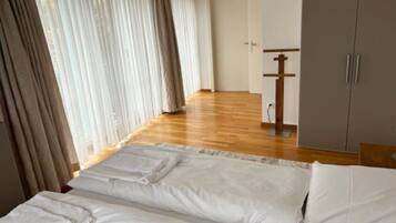 1 bedroom, desk, iron/ironing board, WiFi