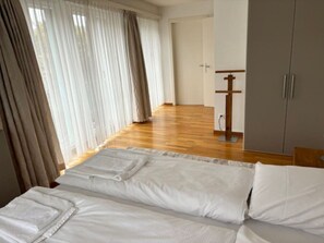 1 bedroom, desk, iron/ironing board, WiFi