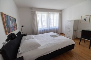 2 室のベッドルーム、アイロン / アイロン台、WiFi、ベッドシーツ