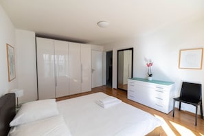 2 habitaciones, tabla de planchar con plancha, wifi y ropa de cama 
