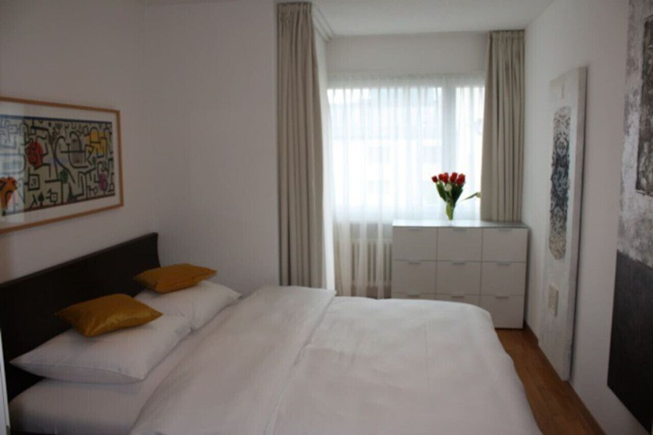 Desk, iron/ironing board, WiFi, bed sheets