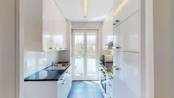 Kühlschrank, Herdplatte, Wasserkocher mit Kaffee-/Teezubehör