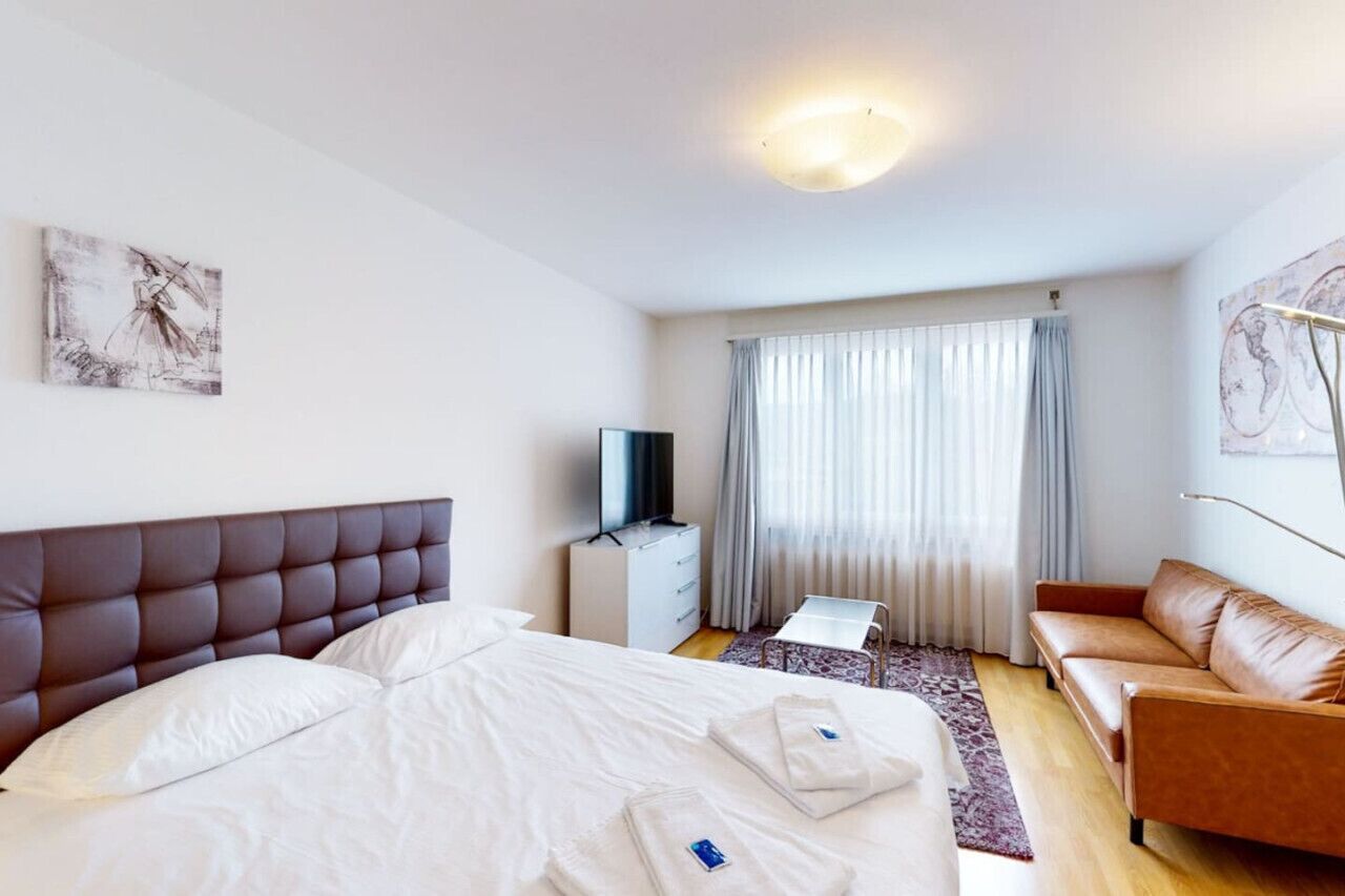 Tabla de planchar con plancha, wifi y ropa de cama 