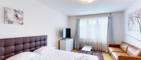 Iron/ironing board, WiFi, bed sheets