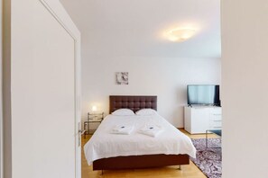 Iron/ironing board, WiFi, bed sheets