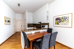 Stovetop, coffee/tea maker, cookware/dishes/utensils