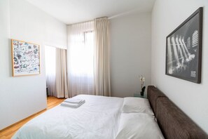 2 bedrooms, desk, iron/ironing board, WiFi