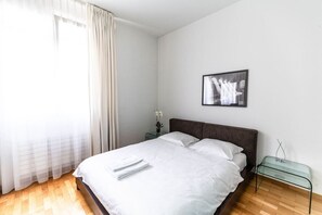 2 bedrooms, desk, iron/ironing board, WiFi