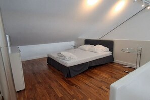 1 dormitori, planxa i posts de planxar, wifi i roba de llit